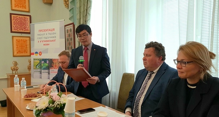 Lancement du premier manuel d’enseignement de langue vietnamienne en Ukraine